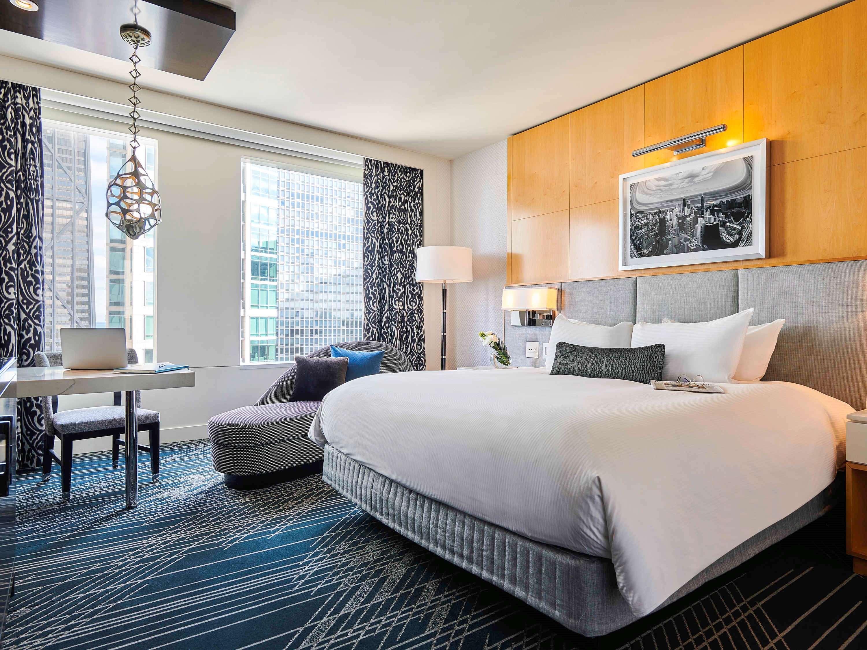 Sofitel Chicago Magnificent Mile Hotel Kültér fotó A guest room at the Hotel Commonwealth