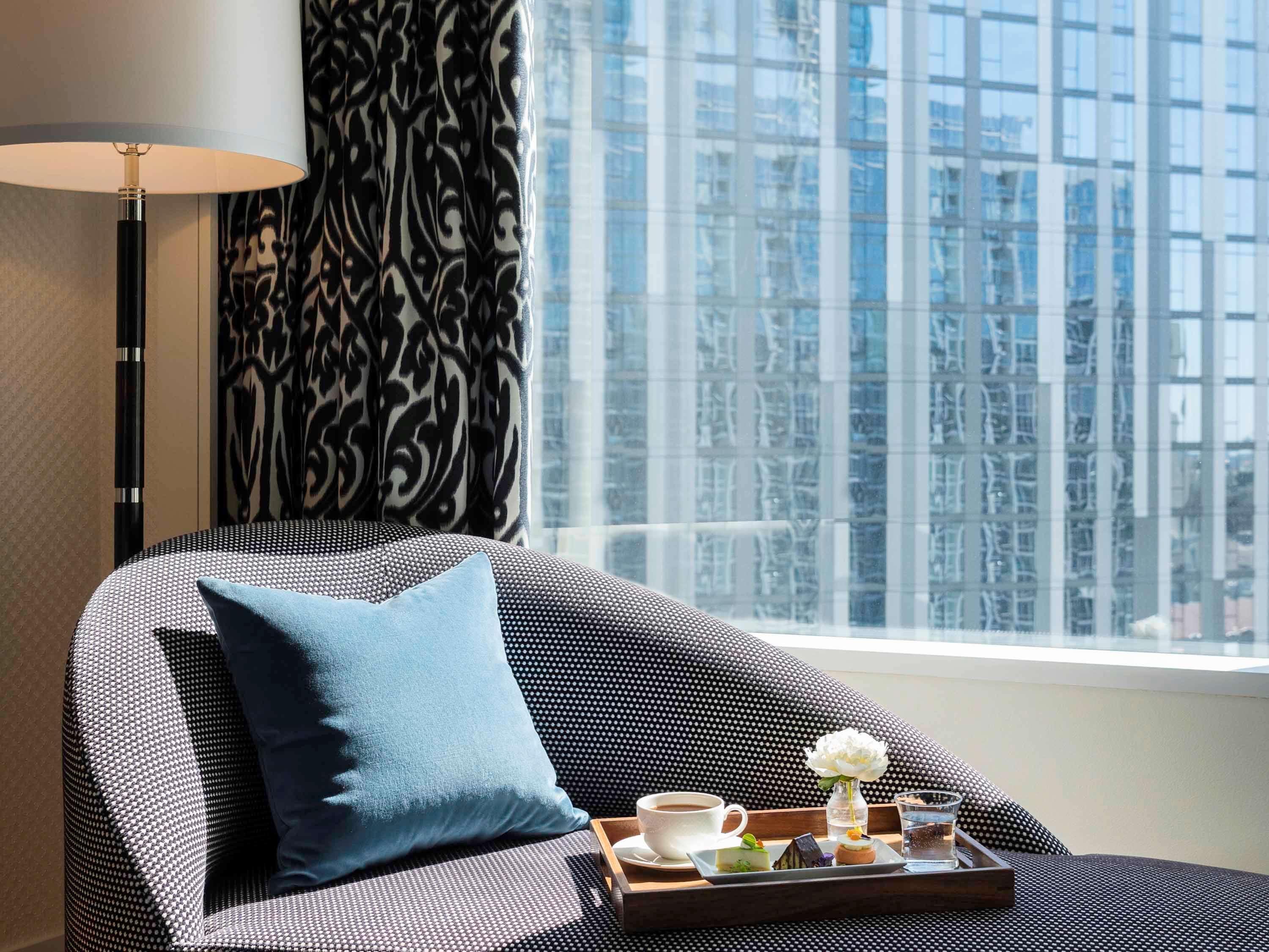 Sofitel Chicago Magnificent Mile Hotel Kültér fotó A room at the hotel