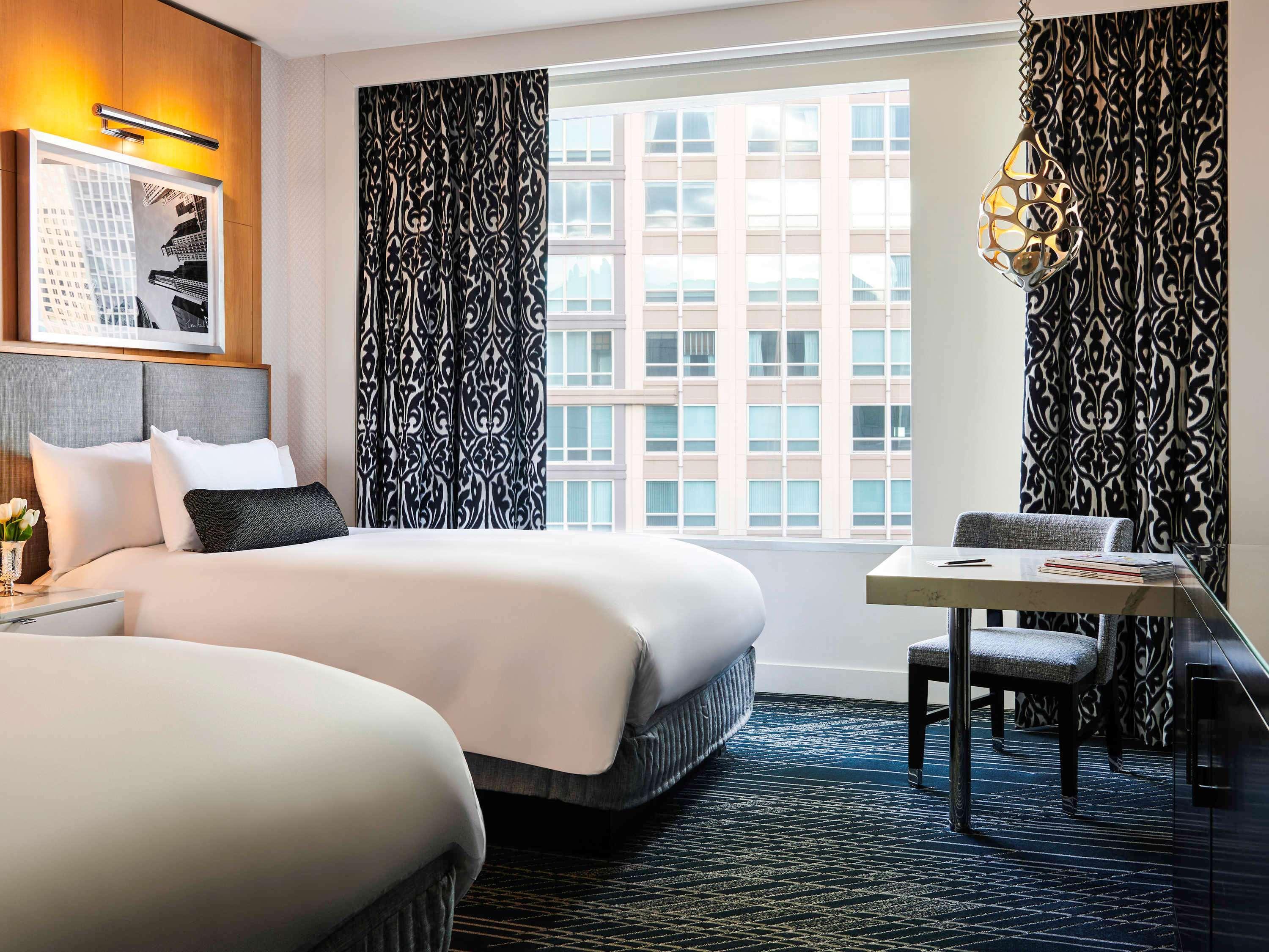 Sofitel Chicago Magnificent Mile Hotel Kültér fotó A guest room at the Hotel Commonwealth