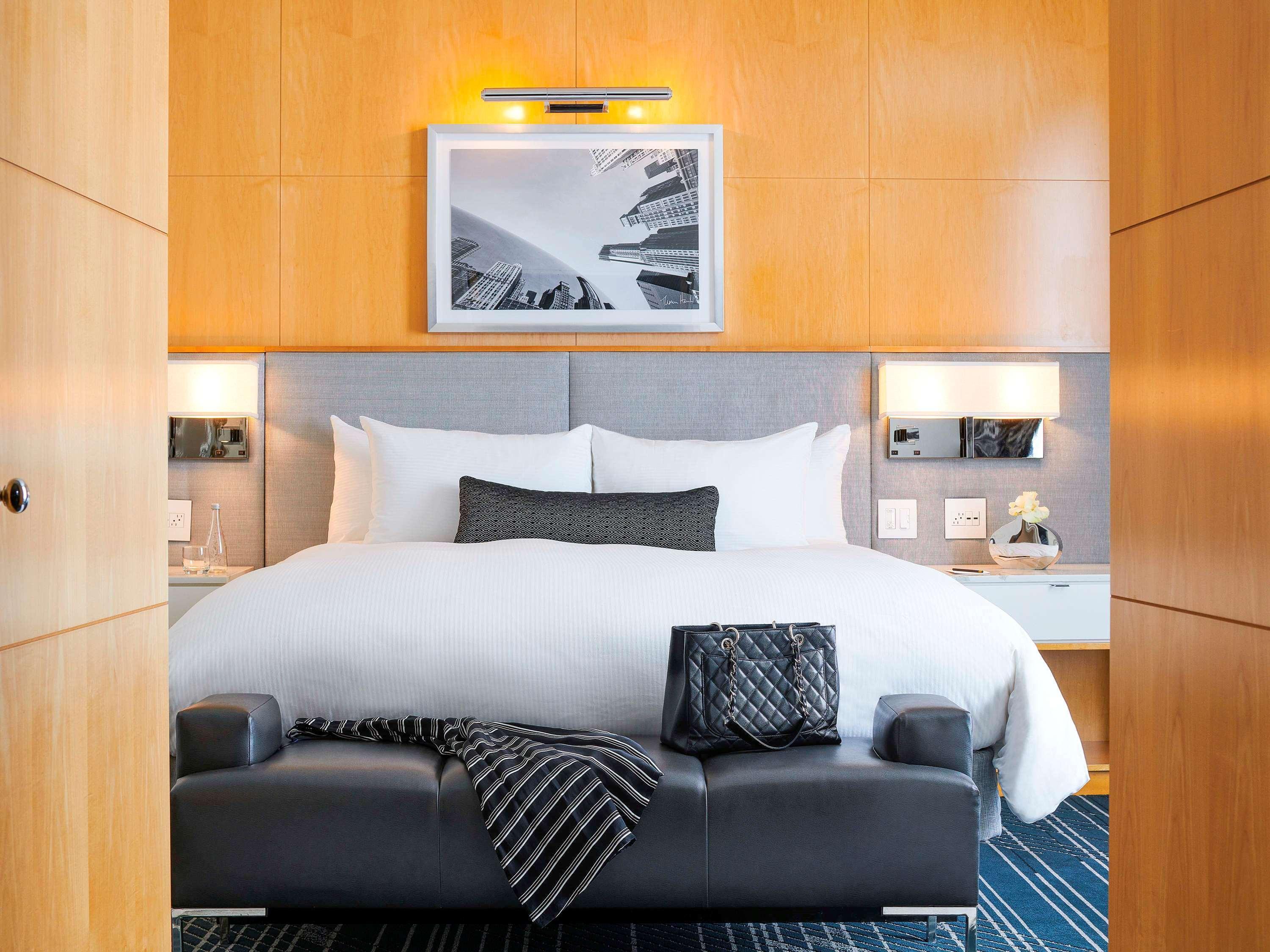 Sofitel Chicago Magnificent Mile Hotel Kültér fotó A bedroom at the Mandarin Oriental, Washington DC