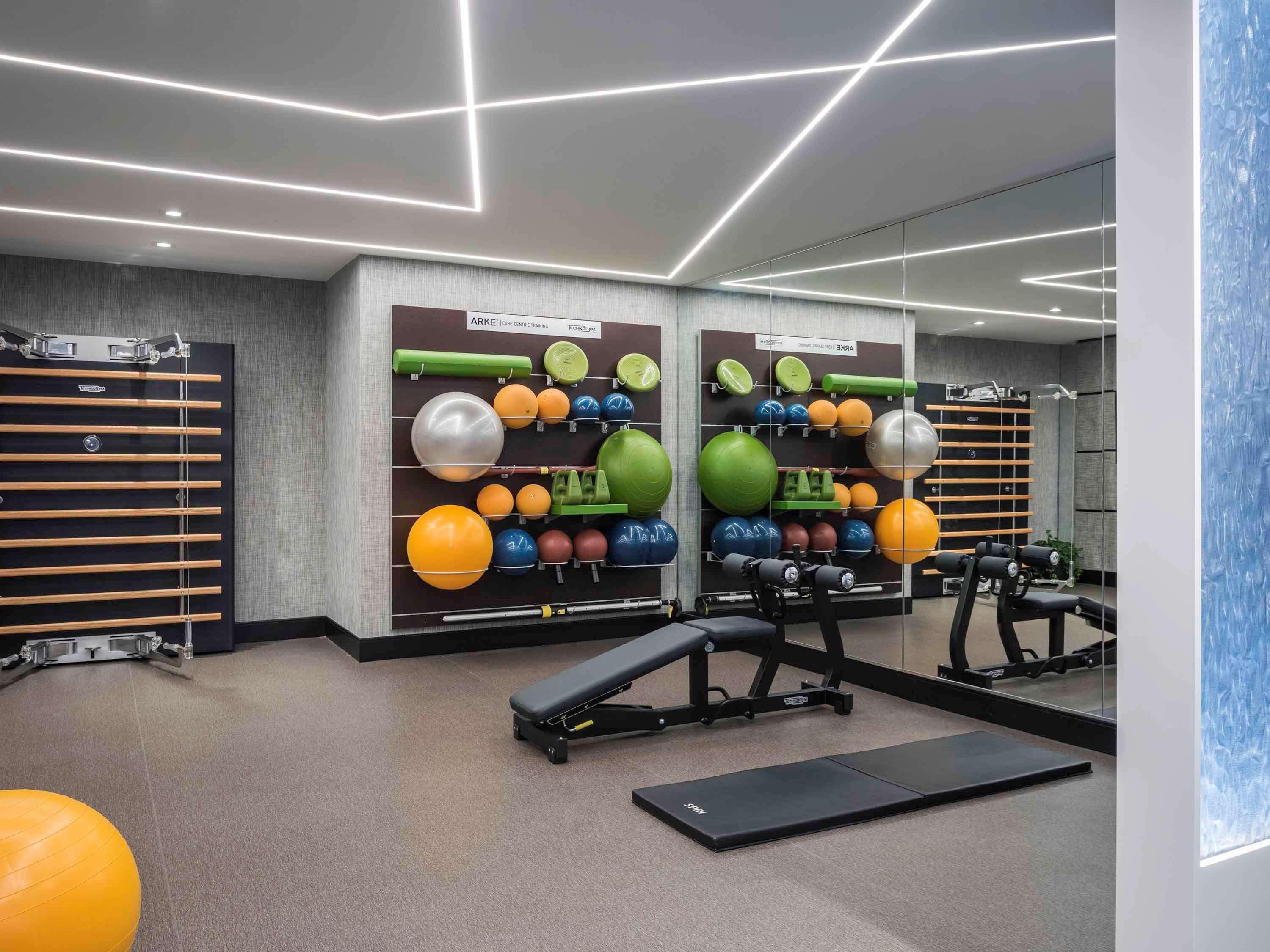 Sofitel Chicago Magnificent Mile Hotel Kültér fotó The gym at the 100 East 53rd Street building