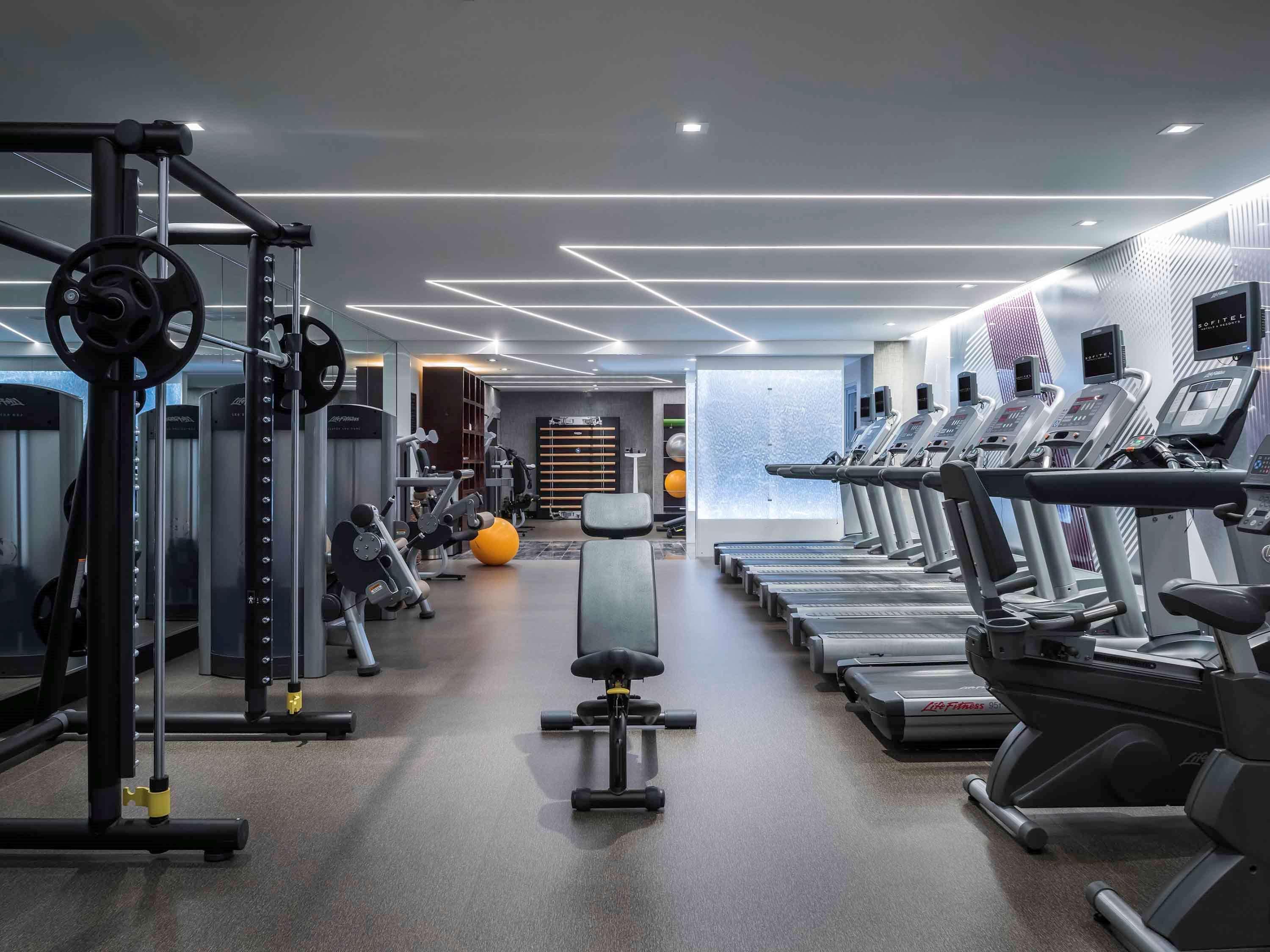 Sofitel Chicago Magnificent Mile Hotel Kültér fotó The gym at the hotel