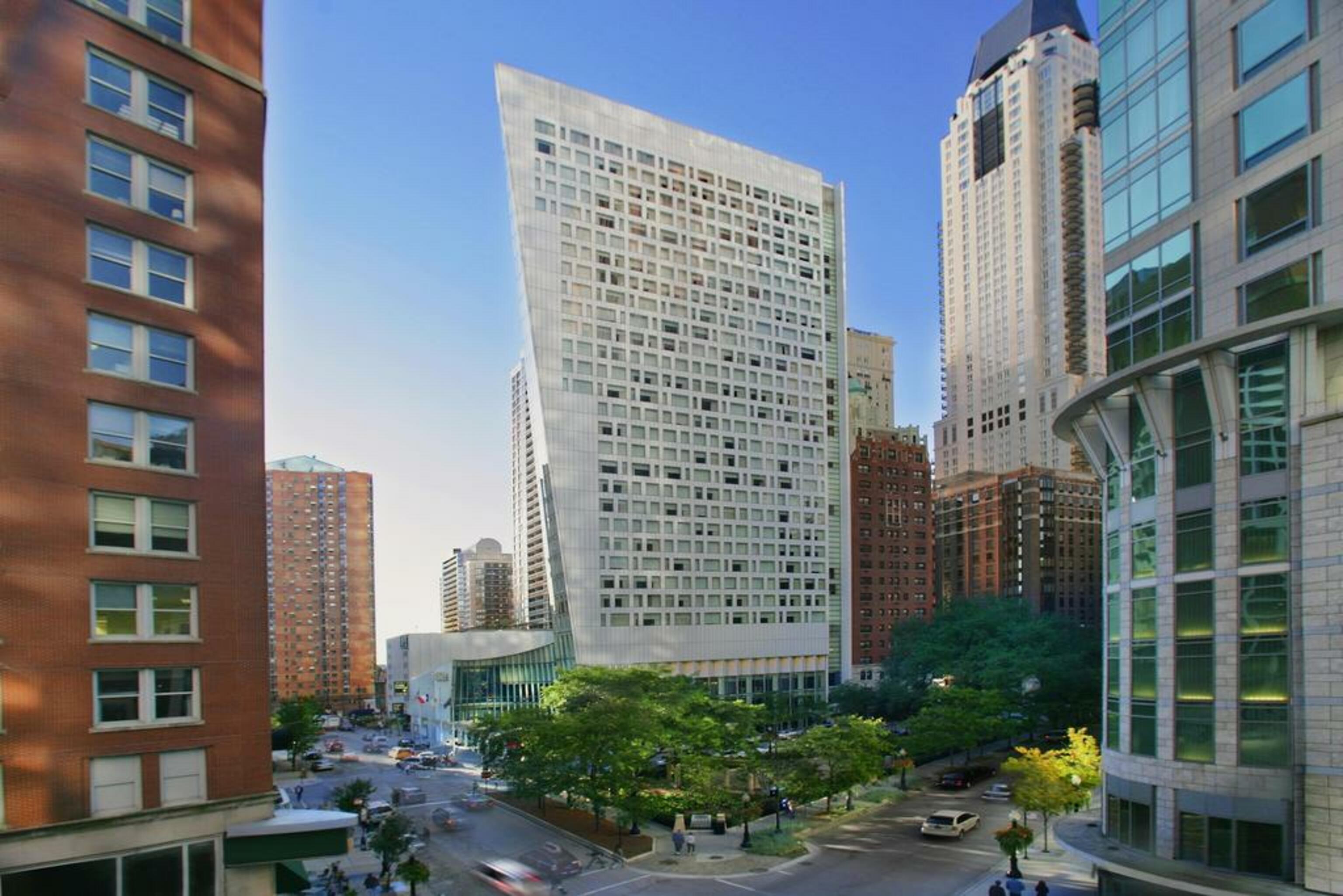 Sofitel Chicago Magnificent Mile Hotel Kültér fotó The building in 2018