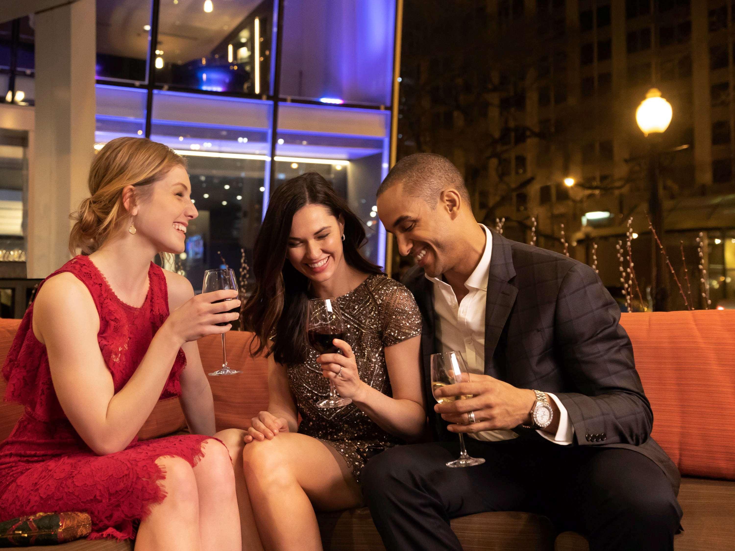 Sofitel Chicago Magnificent Mile Hotel Kültér fotó The 2012 launch of the new Club Lounge at the Hilton London Heathrow