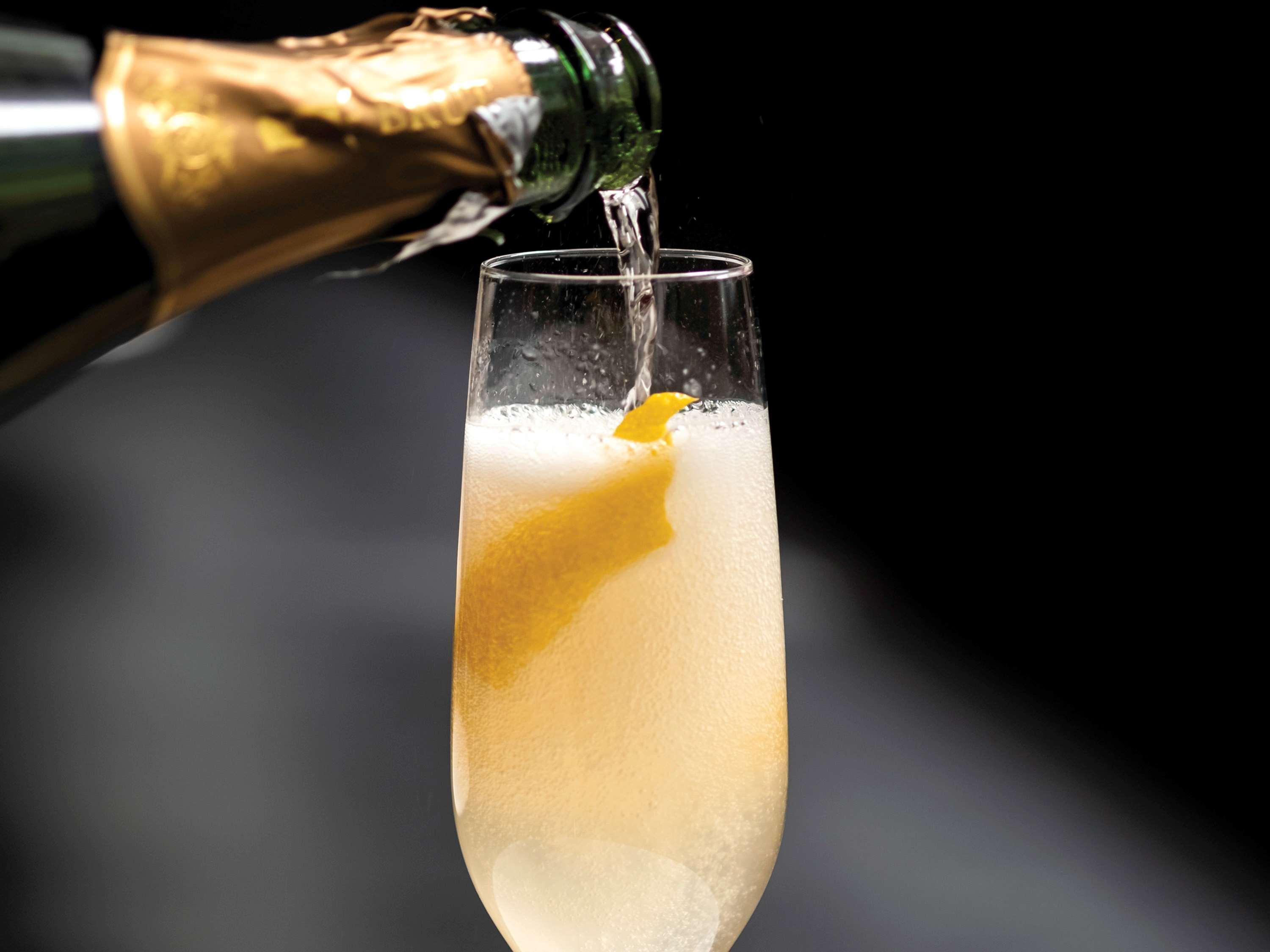 Sofitel Chicago Magnificent Mile Hotel Kültér fotó Champagne being poured