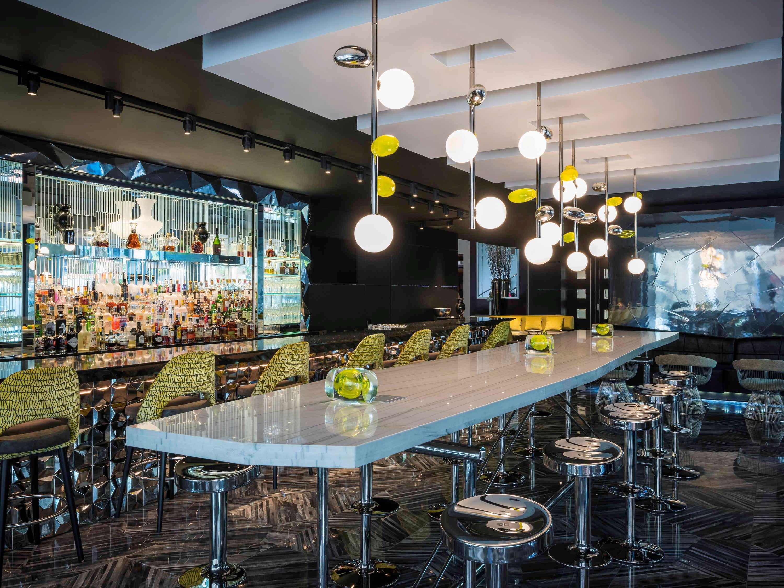 Sofitel Chicago Magnificent Mile Hotel Kültér fotó The bar at the 2012-opened lounge