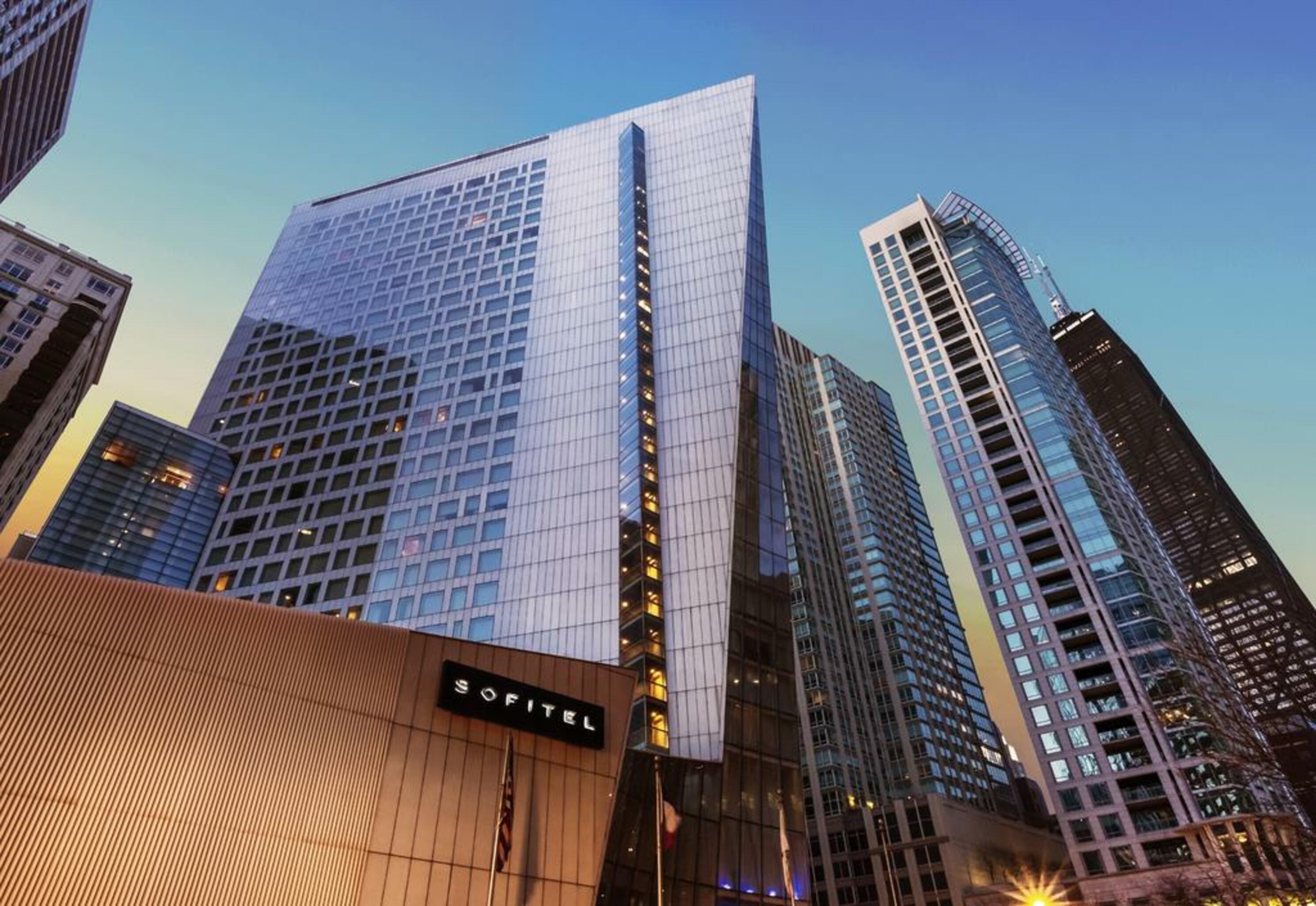 Sofitel Chicago Magnificent Mile Hotel Kültér fotó The hotel in 2014