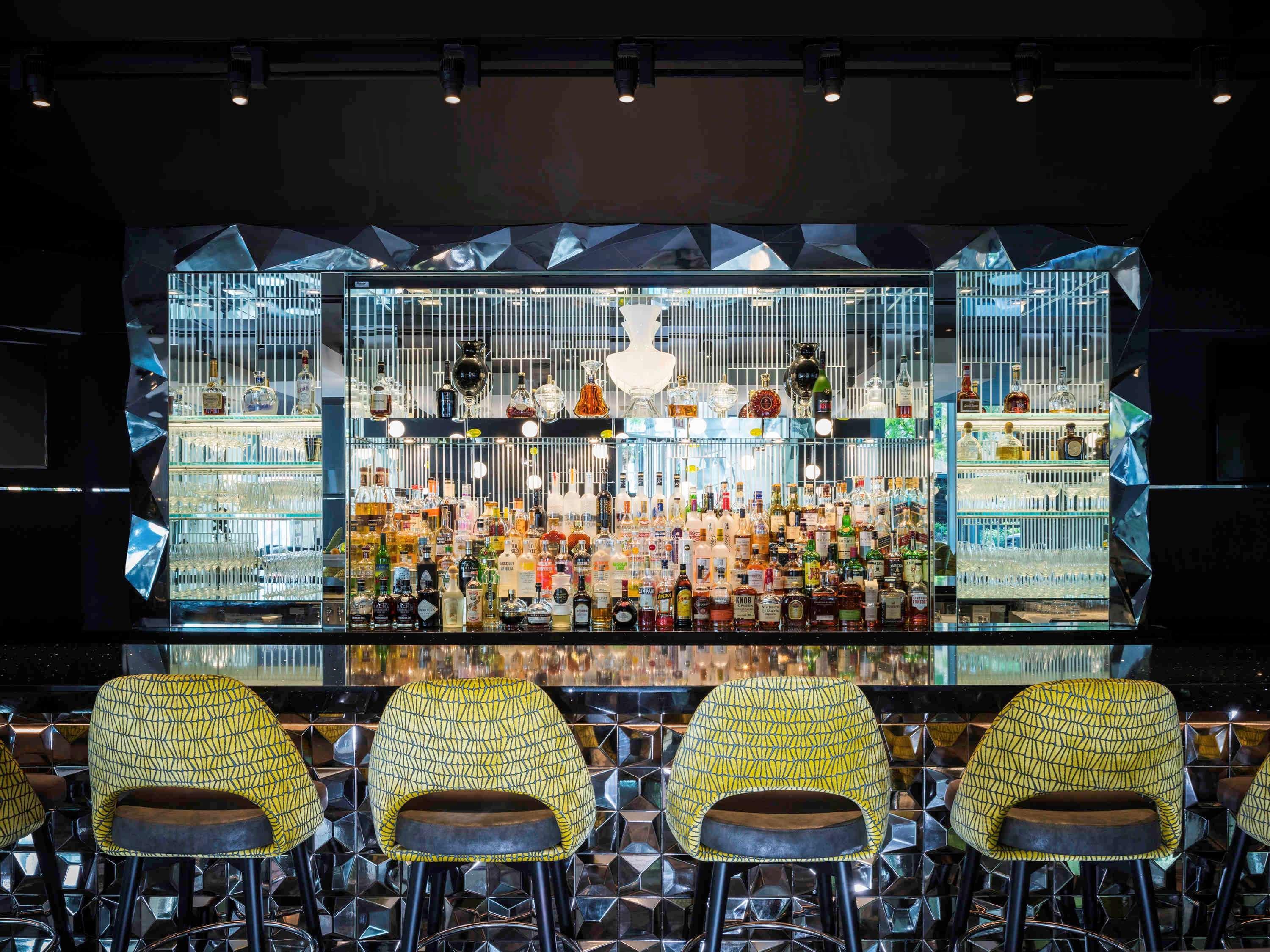 Sofitel Chicago Magnificent Mile Hotel Kültér fotó The bar at the 100A restaurant