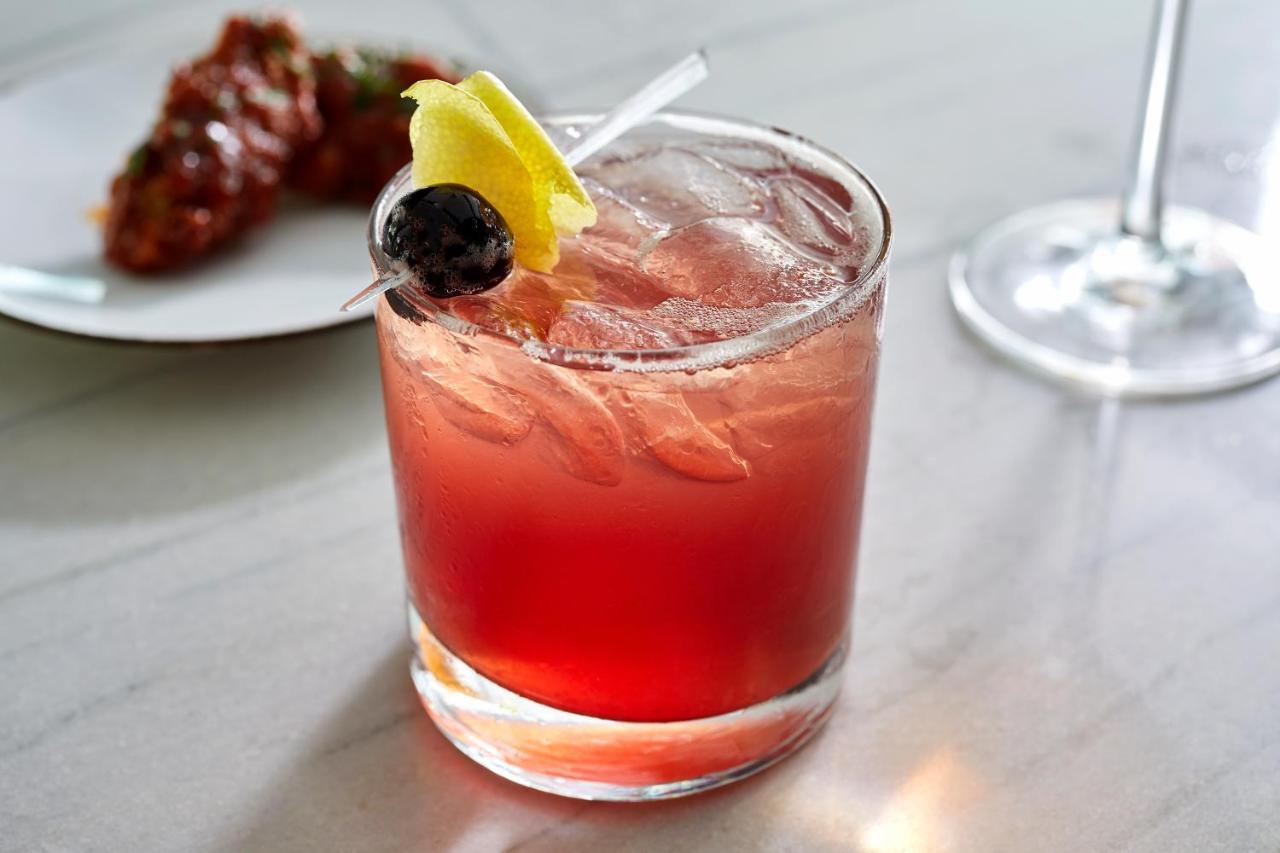 Sofitel Chicago Magnificent Mile Hotel Kültér fotó A Clover Club cocktail