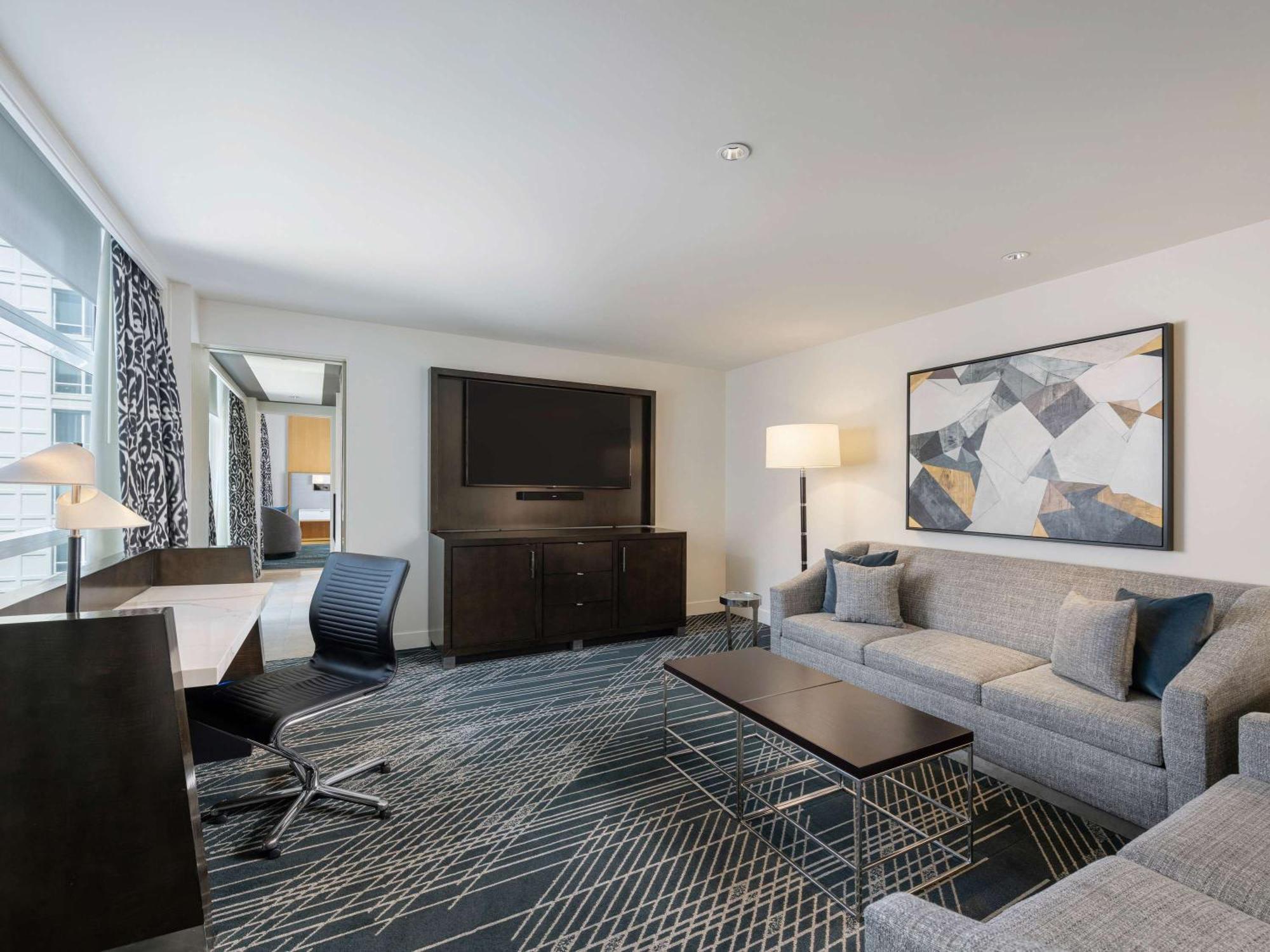 Sofitel Chicago Magnificent Mile Hotel Kültér fotó Living room of a suite at the Hilton San Francisco Union Square