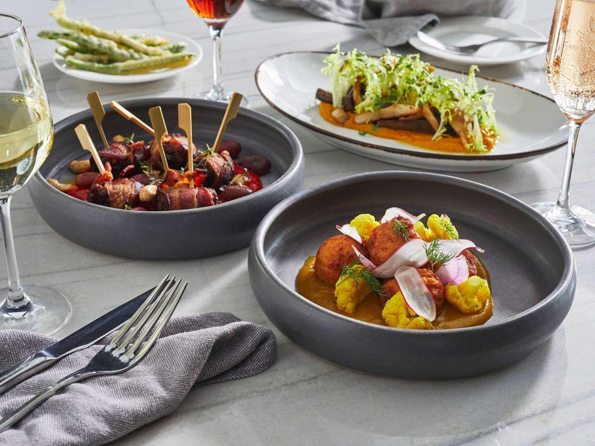 Sofitel Chicago Magnificent Mile Hotel Kültér fotó Dishes at the restaurant