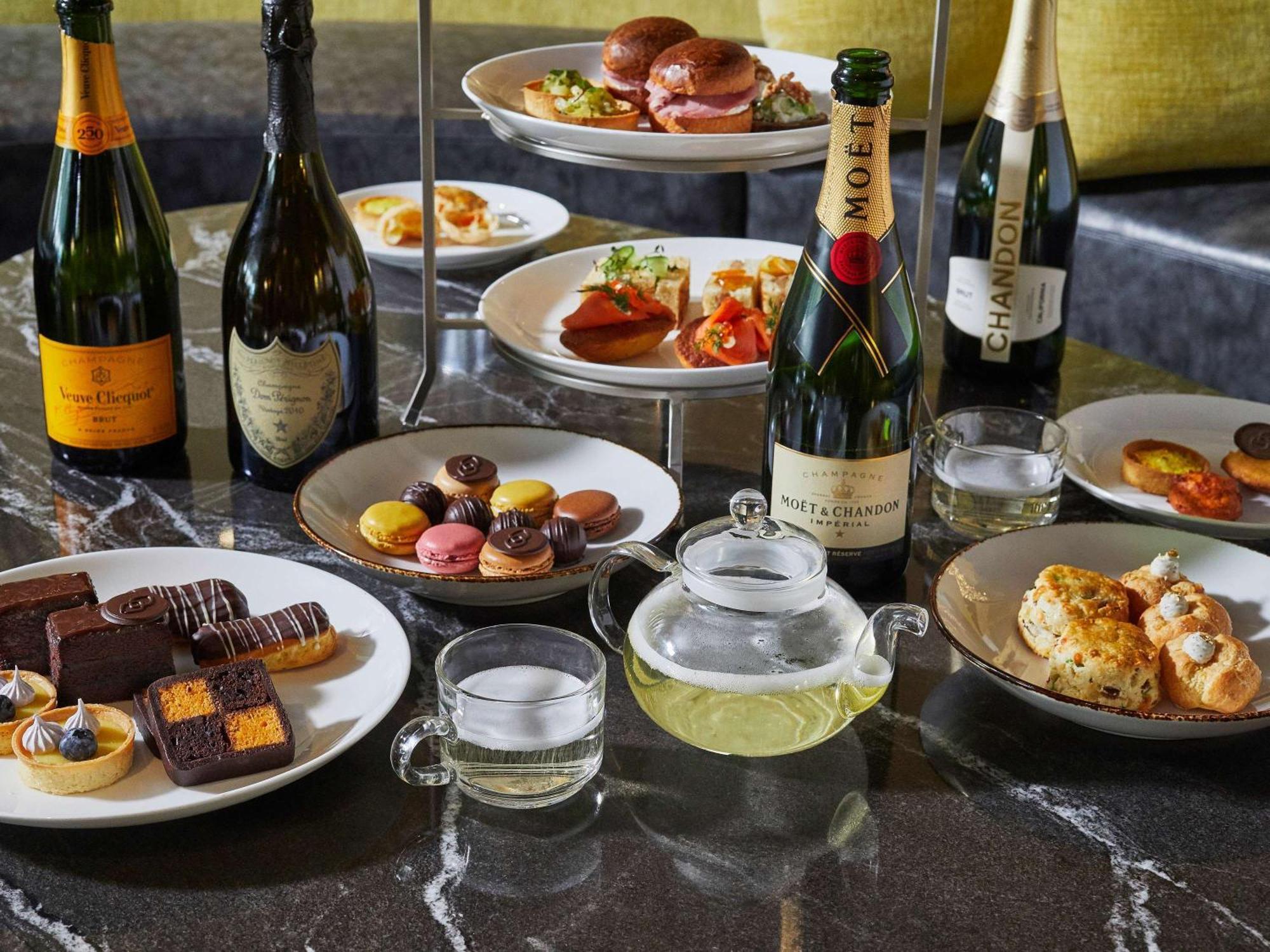 Sofitel Chicago Magnificent Mile Hotel Kültér fotó Champagne and French desserts