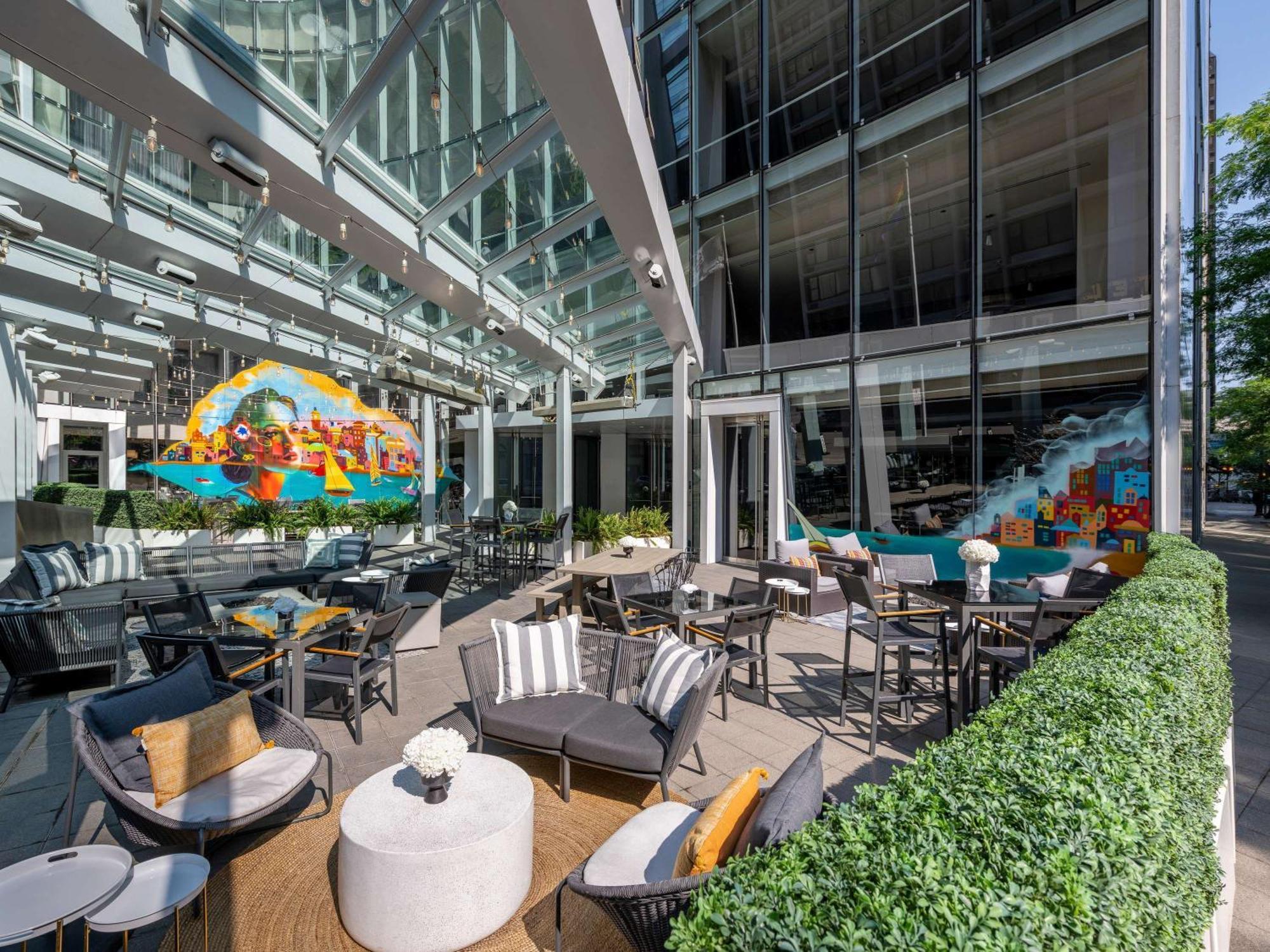 Sofitel Chicago Magnificent Mile Hotel Kültér fotó The Terrace at The Standard East Village