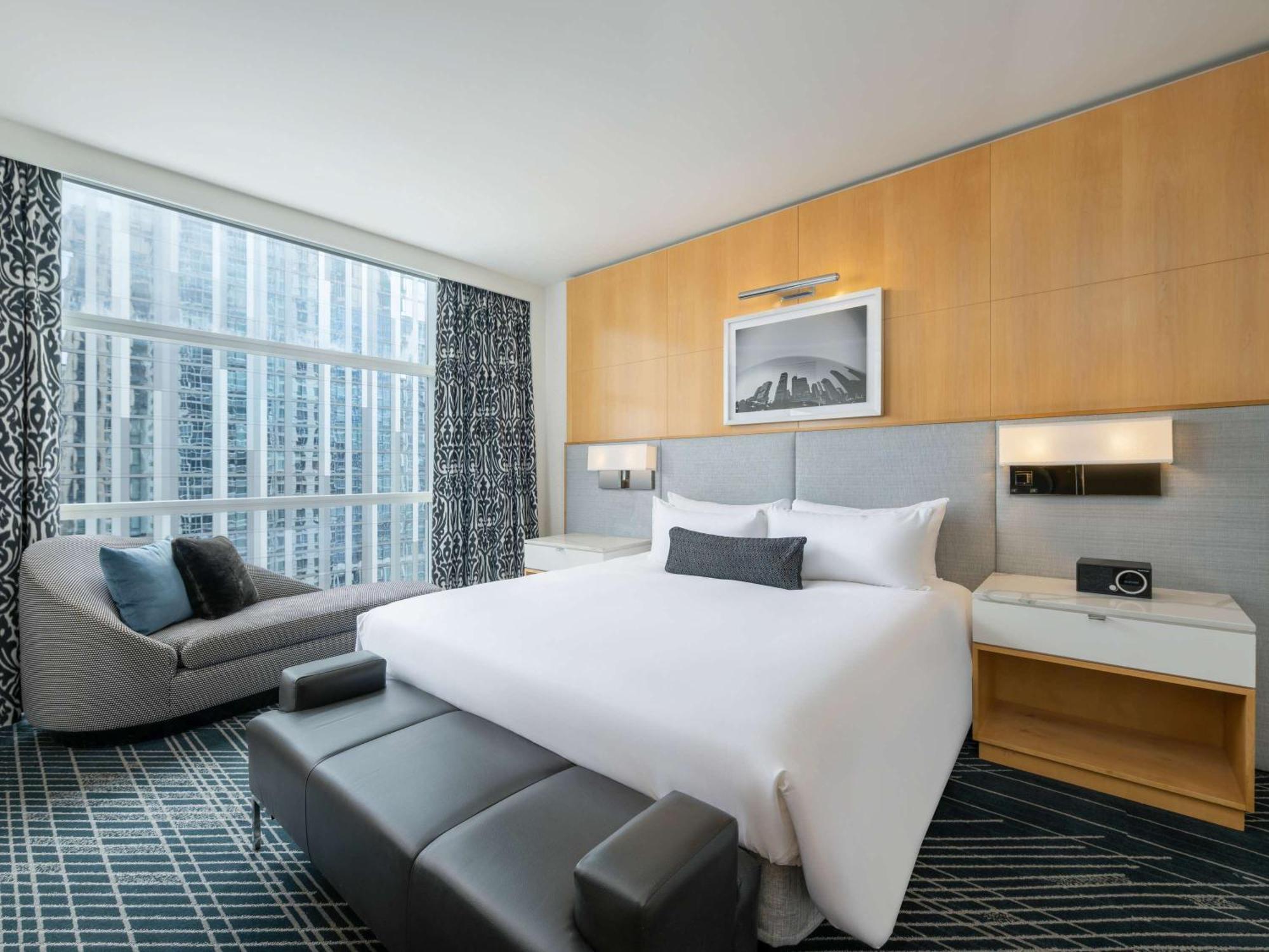 Sofitel Chicago Magnificent Mile Hotel Kültér fotó A bedroom at the hotel